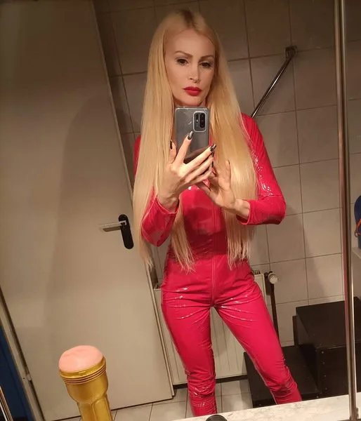 Lady Caroline Verheissungsvoll escort Dortmund